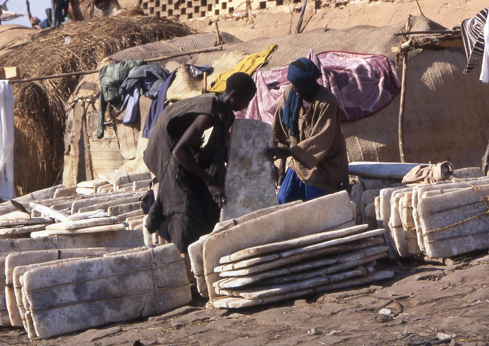 Commerce du sel sur les rives du Niger