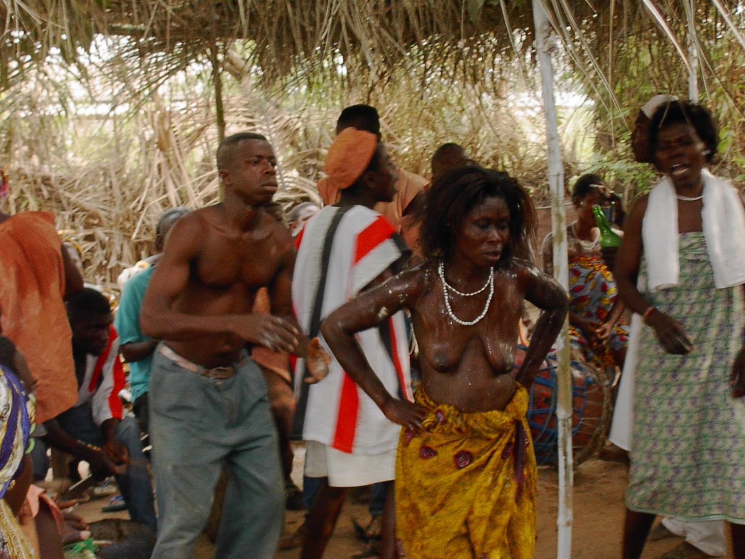 Transe au cours d'une cérémonie vaudou à  Kpalime au Togo