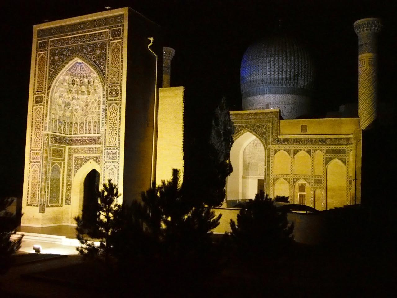 Samarkand: tombeau de Tamerlan. en Ouzbékistan Sunnite, et des monuments d'inspiration Iranienne (Chiite)