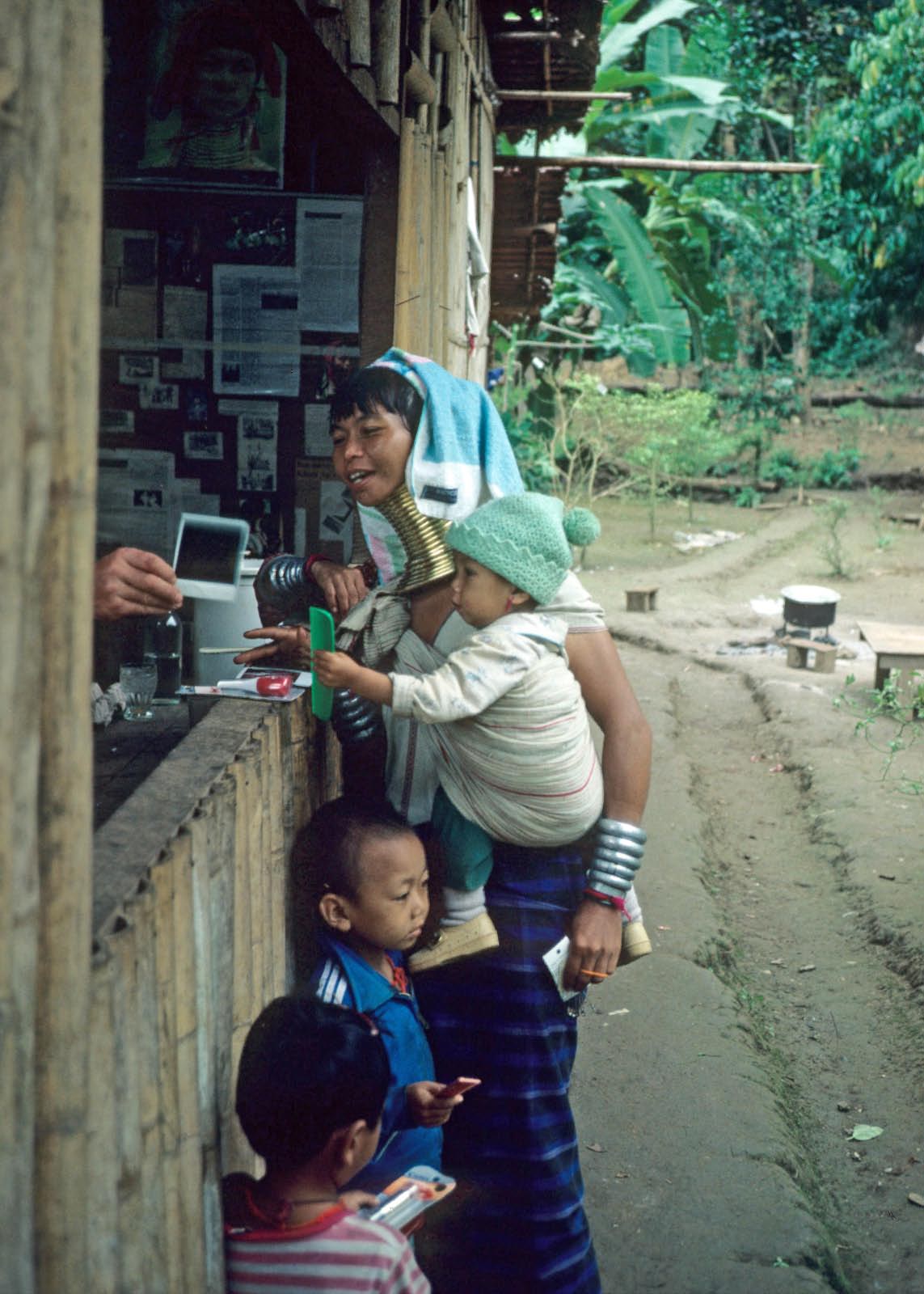 Padaung d'un village de la frontière Thaïlandaise