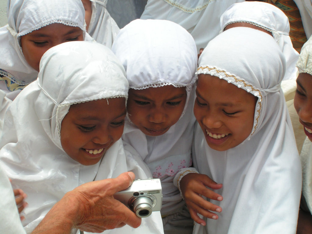 jeunes filles Bajo musulmanes dans l'archipel des Bowokan 