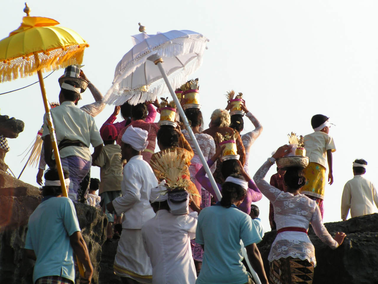 bali procession au temple de  tanah lot