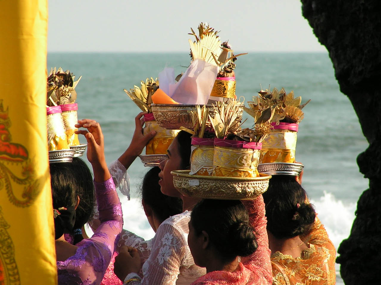 bali procession au temple de  tanah lot