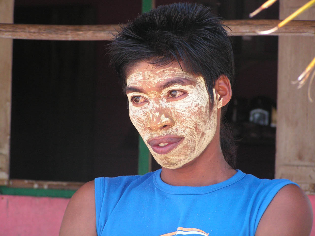 visage protégé du soleil avec de la poudre de Tamarin
