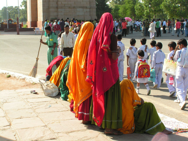 Saris aux couleurs indiennes et défilés d'enfants en uniforme