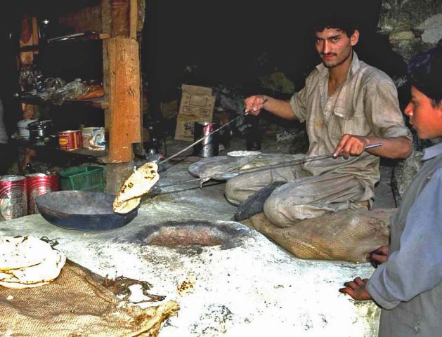 cuisson du pain plat dans l'himalaya de l'ouest