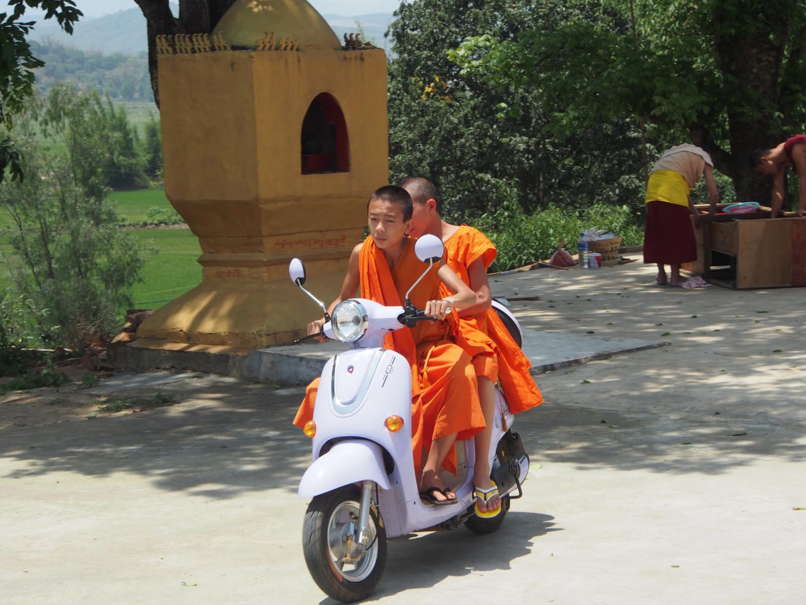 jeunes moines en pays Dai         