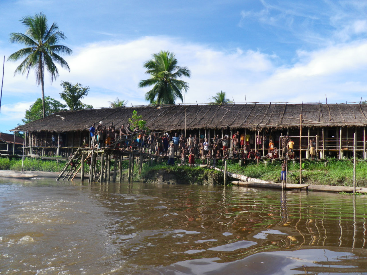 Les longues maisons (jeuw) sont installées en bord de rivière pour surveiller l'arrivée d'eventuels assaillants