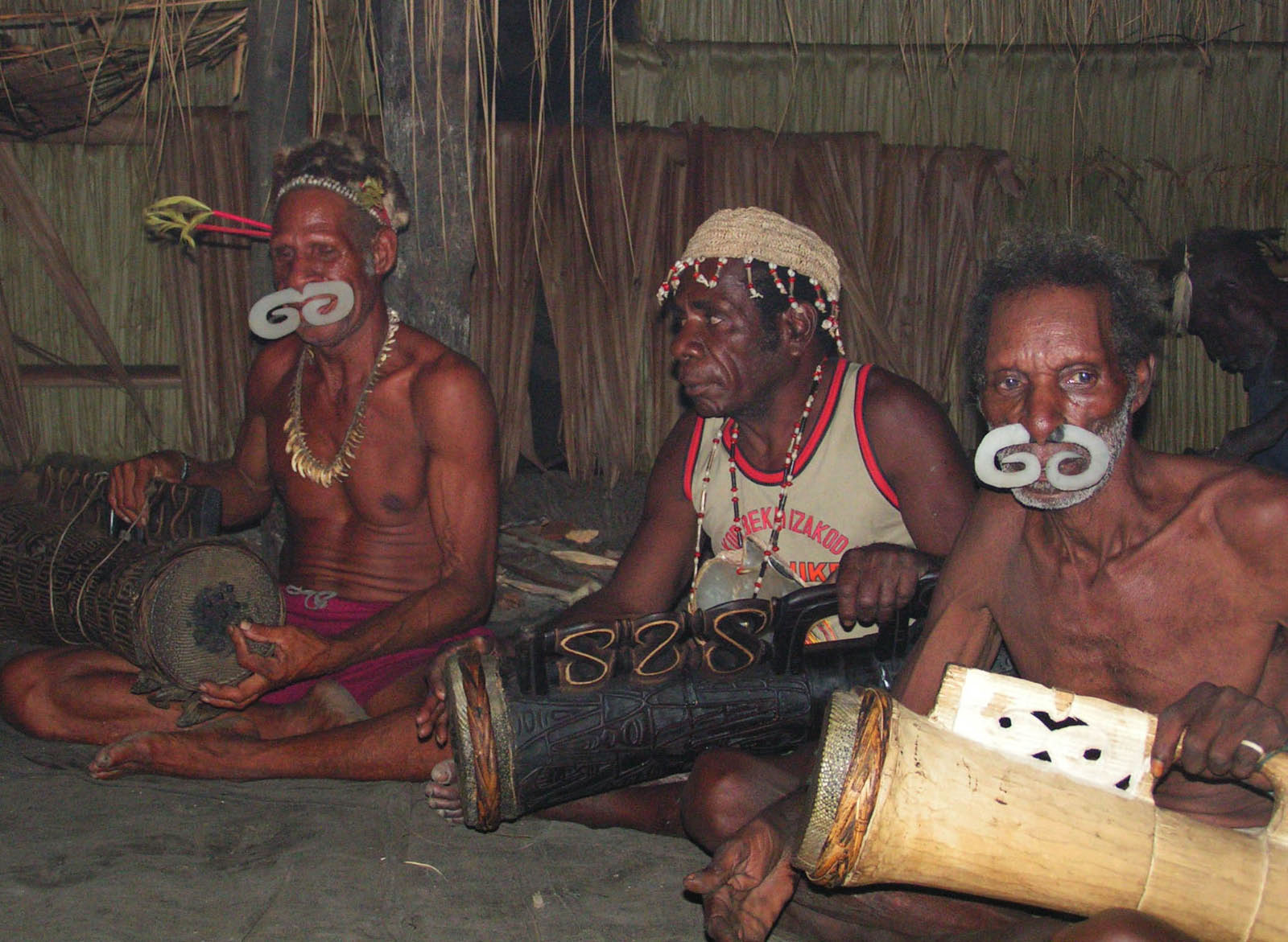 tribu des Kamoros ( Papou de Nlle Guinée indonésienne)