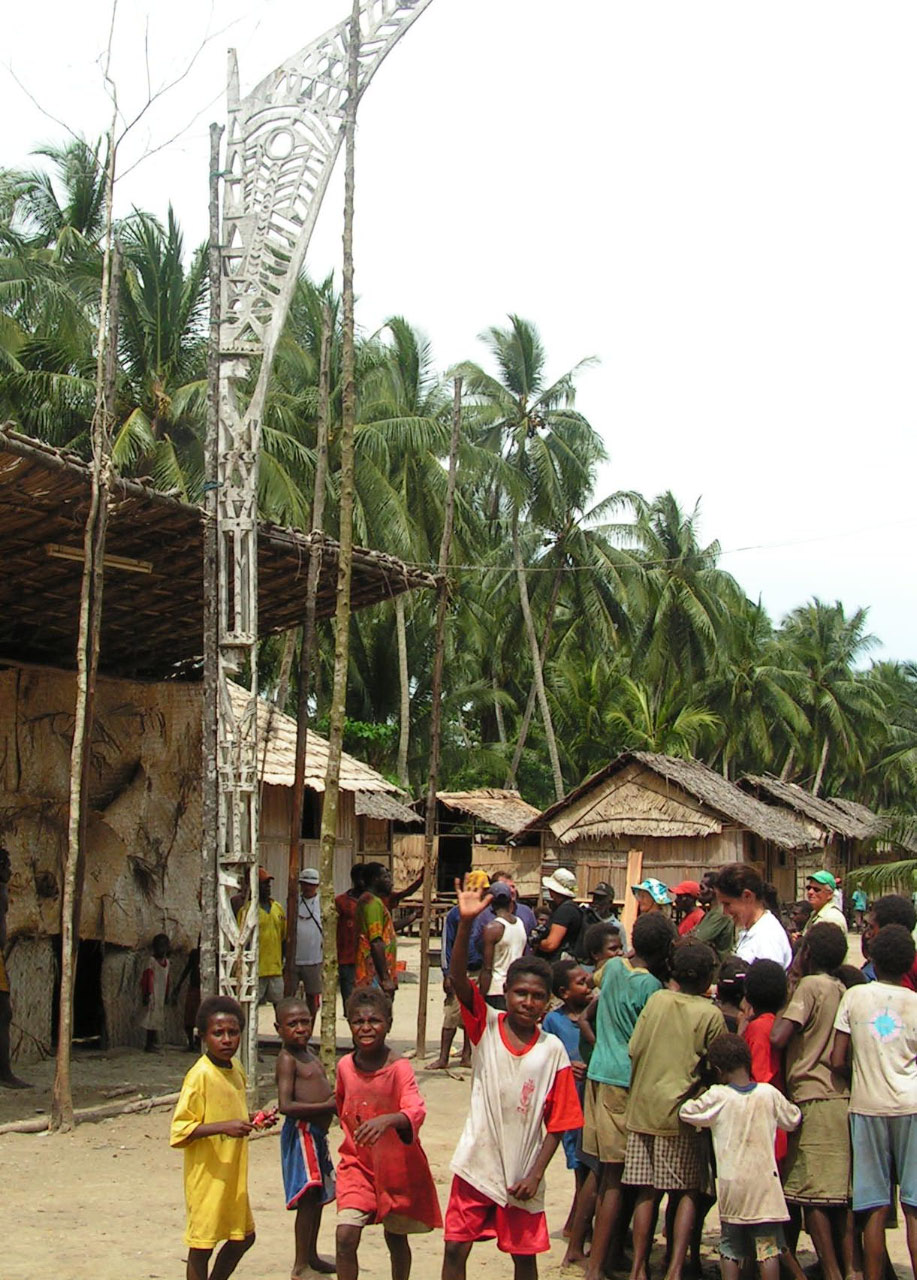 Totem Asmat devant une maison