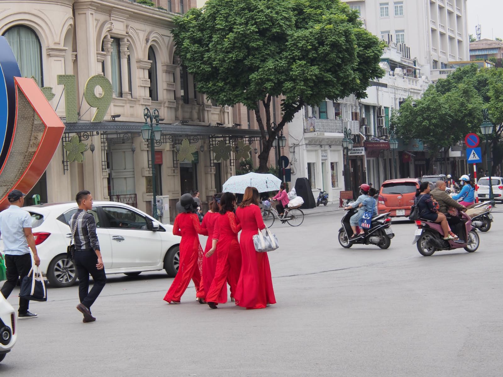 femmes Viet en tenue traditionelle      