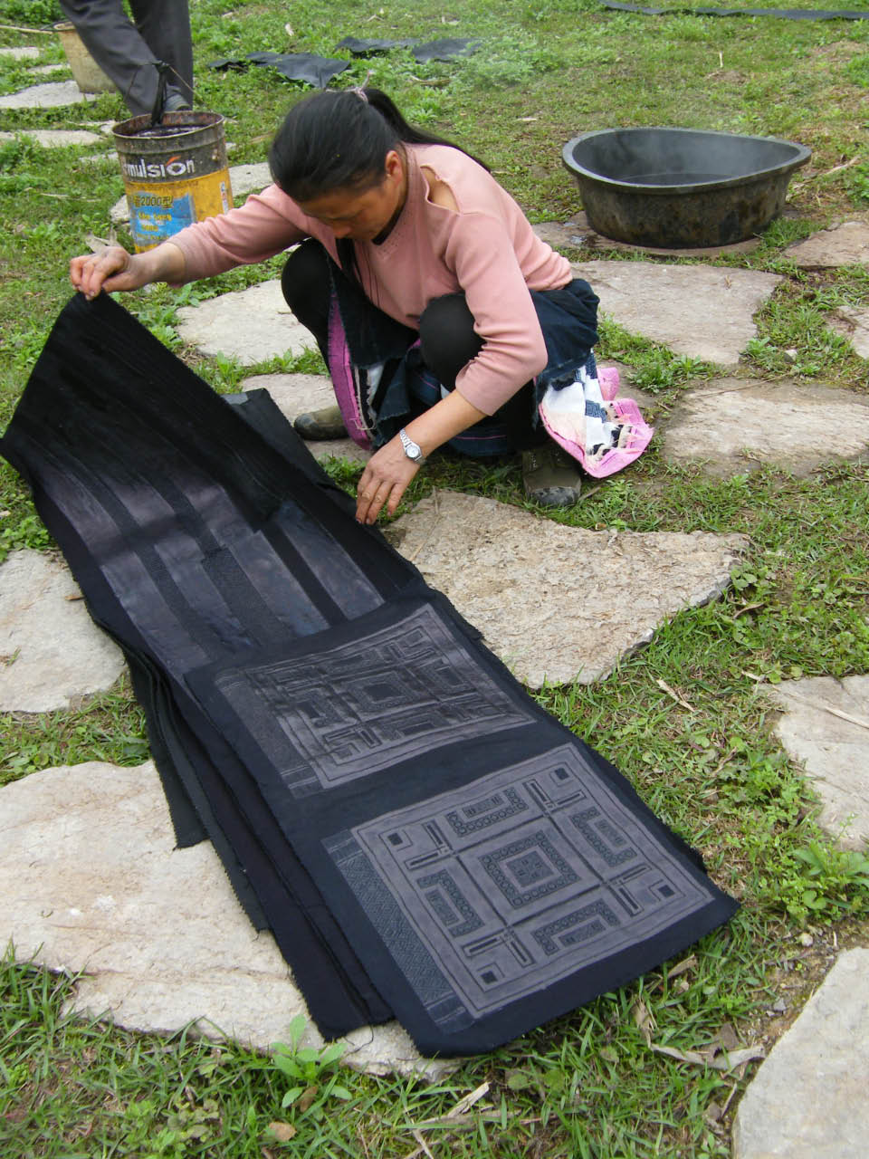 teinture à l'indigo de tissus damassés traditionnel Yao