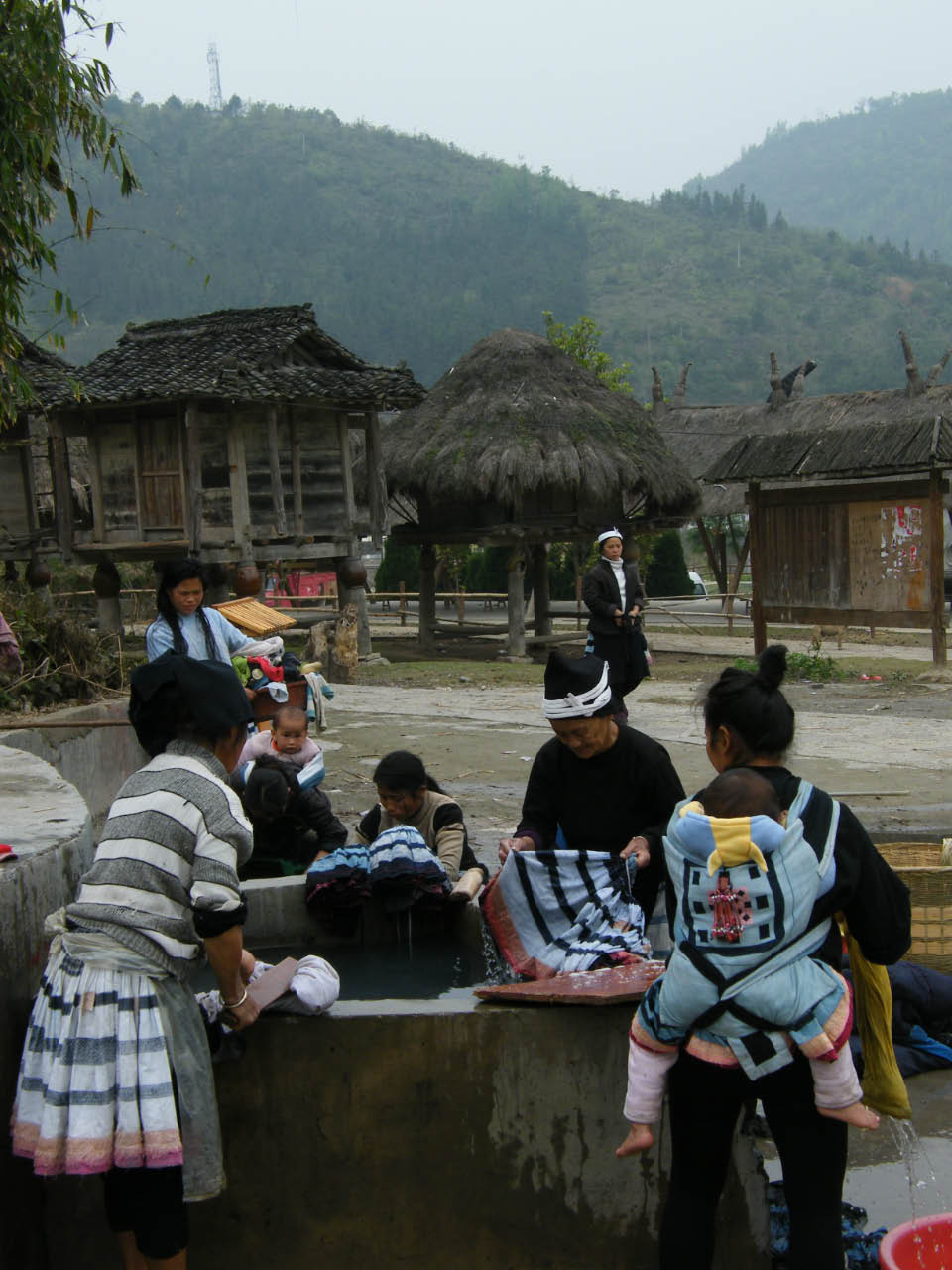 Yao, dit "pantalons blancs" dans un village du Ghuizhou (Chine du Sud)