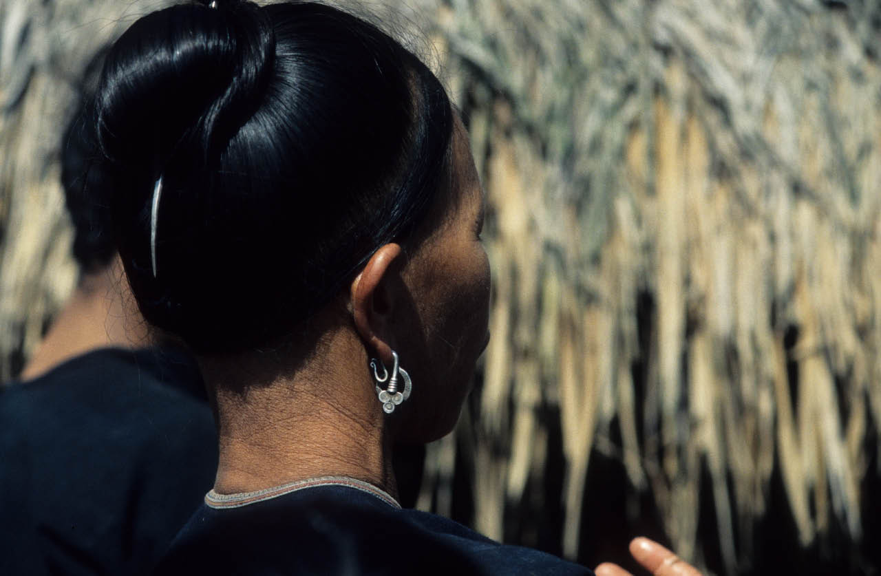 Chignon des cheveux longs d'une Yao au Laos