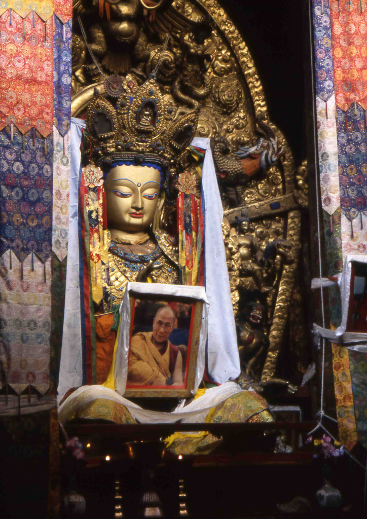 Intérieur du Jokhang ( avec photo du Dalaï Lama en 1995)