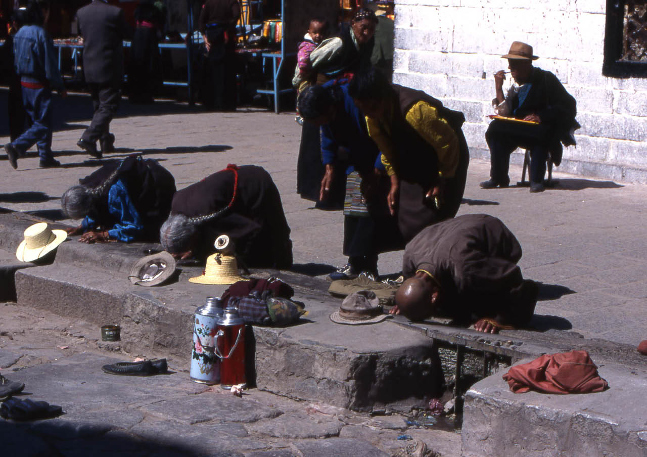 tibétains en prosternation devant le temple du Jokhang à Lhassa