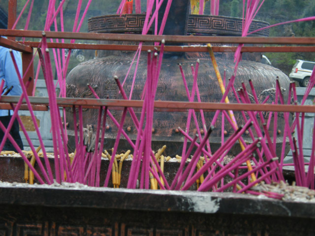 les batons d'encens sont fréquemment utilisés lors des dévotions 